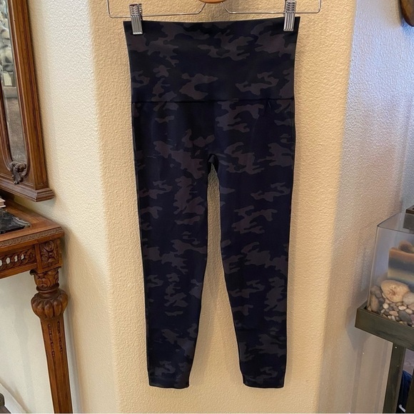 NWT~SPANX Women Black Camo Cropped Lamn Leggings Size Medium - Picture 1 of 7
